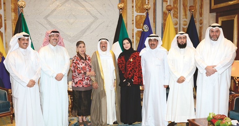 صاحب السمو الأمير الشيخ صباح الأحمد مستقبلا رئيس وأعضاء جمعية الصحافيين الزملاء فاطمة حسين وعدنان الراشد وجاسم كمال ورابعة حسين الجمعة ودهيران أبا الخيل وعبدالرحمن العليان وعويد العنزي﻿