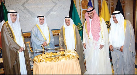 صاحب السمو الأمير الشيخ صباح الأحمد لدى استقباله الوزير عصام المرزوق ونزار العدساني والشيخ طلال الخالد وبدر الخشتي
