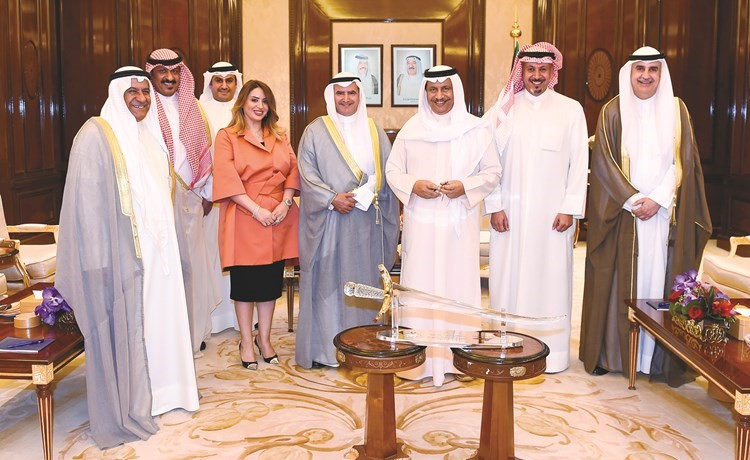 سمو رئيس مجلس الوزراء الشيخ جابر المبارك وم.عصام عبدالمحسن المرزوق ونزار العدساني والشيخ طلال الخالد وبدر الخشتي ﻿