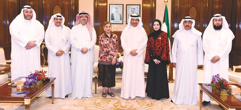 سمو رئيس مجلس الوزراء الشيخ جابر المبارك مستقبلا الزملاء فاطمة حسين وعدنان الراشد وجاسم كمال ورابعة حسين الجمعة ودهيران أبا الخيل وعبدالرحمن العليان وعويد العنزي﻿