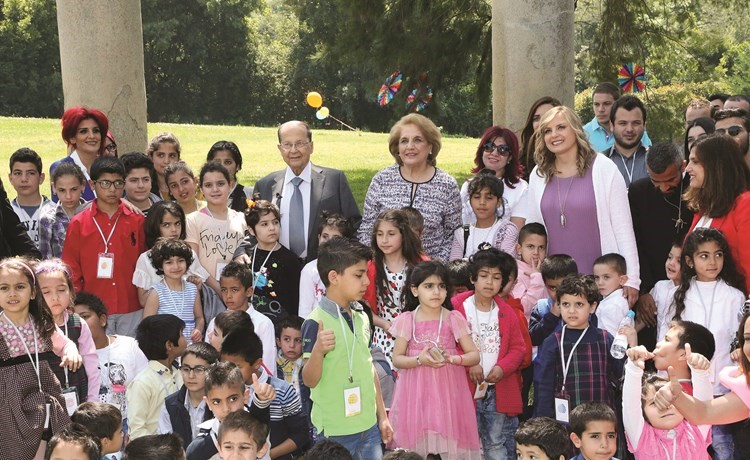 الرئيس العماد ميشال عون واللبنانية الاولى نادية الشامي عون خلال نشاط يوم كامل مع دور الايتام وطلاب المدارس في حديقة بعبدا(محمود الطويل) ﻿
