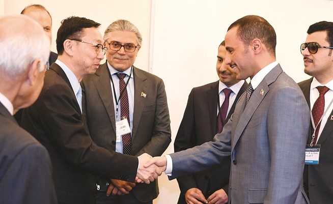 رئيس مجلس الأمة مرزوق الغانم مصافحا نائب رئيس صندوق النقد الدولي تاو زانك﻿