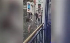 فيديو صادم لمشاجرة بين رجل مجسم وامرأة يثير الجدل ببريطانيا