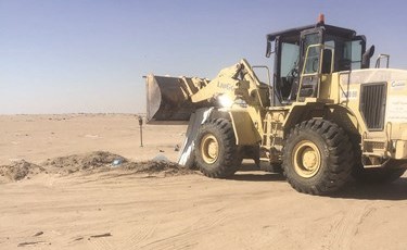جرافات البلدية خلال عملها ﻿