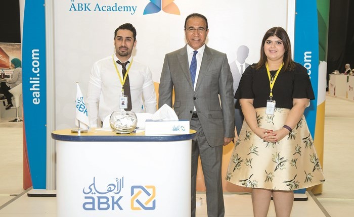 رئيس مجلس الأمناء بجامعة الشرق الأوسط الأميركية فهد العثمان في جناح البنك الأهلي ﻿