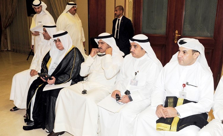 السفير ضاري العجران وعدد من الحضور خلال المؤتمر﻿