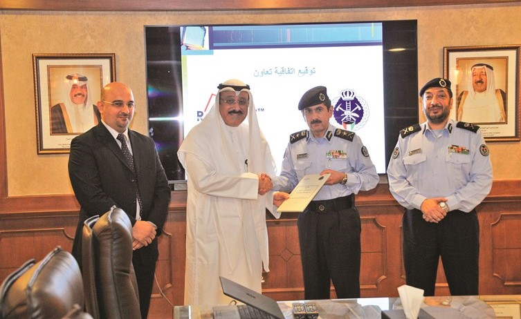 الفريق المكراد ونادر معرفي بعد توقيع الاتفاقية ﻿