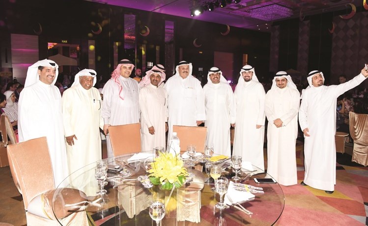 الشيخ دعيج الخليفة ومدير عام تلفزيون الراي وليد الجاسم والنجم طارق العلي وماضي الخميس والكابتن سعد الحوطي ووليد الخشتي﻿