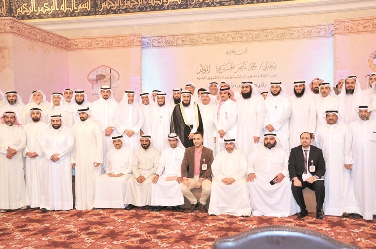 فريد عمادي وخليف الاذينة يتوسطان المكرمين من اصحاب حملات الحج الكويتية خلال الحفل(عادل سلامة) ﻿