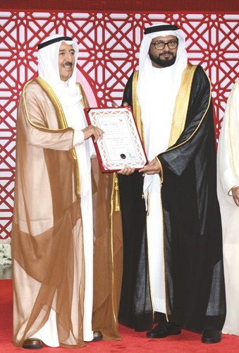 سمو الأمير خلال تكريم أحد المشاركين﻿