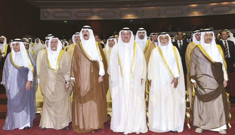 سمو رئيس الوزراء الشيخ جابر المبارك والمستشار يوسف المطاوعة وعيسى الكندري والشيخ محمد الخالد والشيخ علي الجراح والشيخ خالد الجراح﻿
