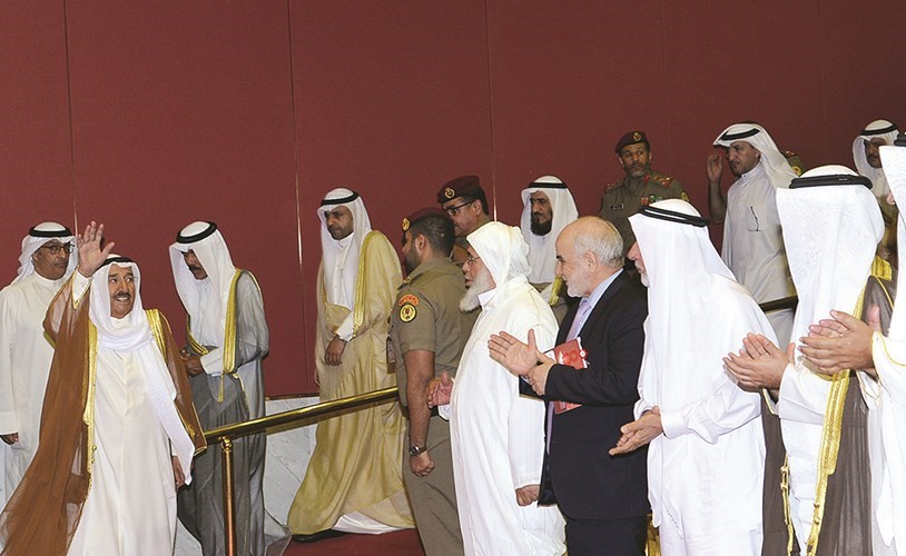 صاحب السمو الأمير الشيخ صباح الأحمد يحيي الحضور لدى وصوله إلى مقر الحفل﻿