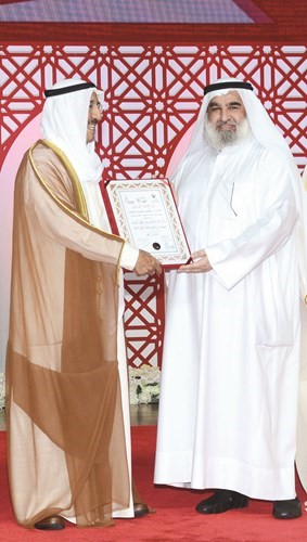 صاحب السمو مكرما أحد المشاركين﻿