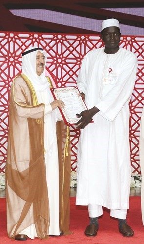 سمو الأمير مكرما أحد الفائزين﻿