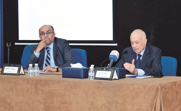 د.نبيل العربي ود.عبدالله الشايجي خلال الندوة﻿