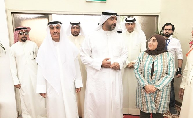 الشيخ محمد العبدالله ود.حسين الأنصاري خلال جولة في المعرض﻿