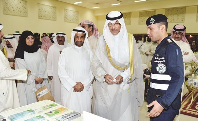 الشيخ فواز الخالد ووليد العومي خلال جولة داخل المعرض البيئي﻿