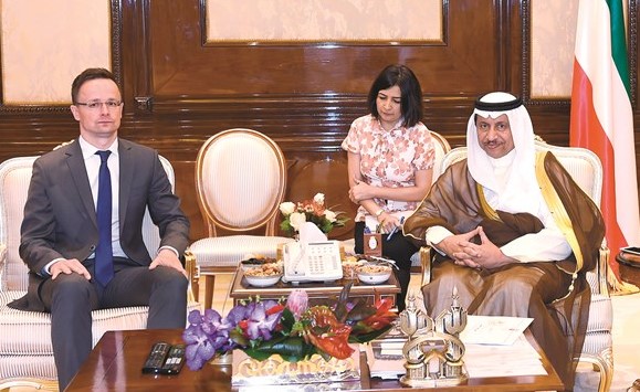 سمو الشيخ جابر المبارك مستقبلا وزير خارجية هنغاريا بيتر سيارتو ﻿