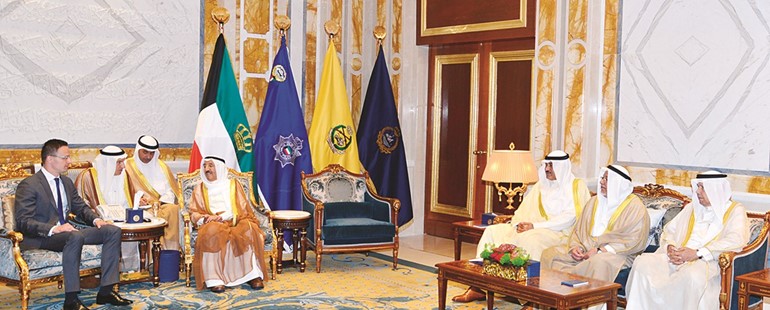  صاحب السمو الأمير الشيخ صباح الأحمد مستقبلا وزير خارجية هنغاريا بيتر سيارتو بحضور الشيخ صباح الخالد والشيخ علي الجراح وأحمد فهد الفهد﻿