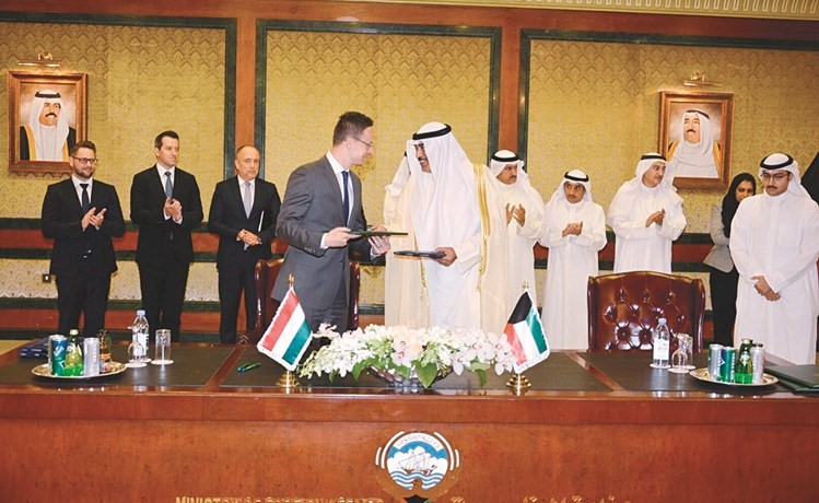الشيخ صباح الخالد وبيتر سزيغارتو بعد توقيع إحدى الوثائق لتعزيز التعاون بين الكويت وهنغاريا﻿