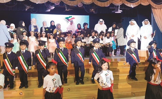 د. هيثم الأثري وفاطمة الكندري مع المشاركين في انطلاق الحملة ﻿