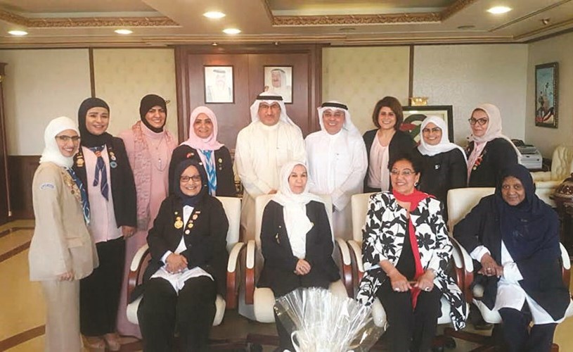 د.محمد الفارس مستقبلا هند الهولي وعضوات جمعية المرشدات ﻿