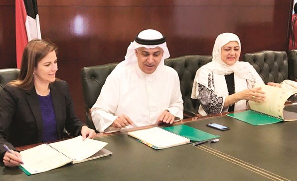 م.علي اليوحة وآنا باوليني أثناء توقيع وثيقة مشروع صياغة إطار للتنمية الثقافية﻿