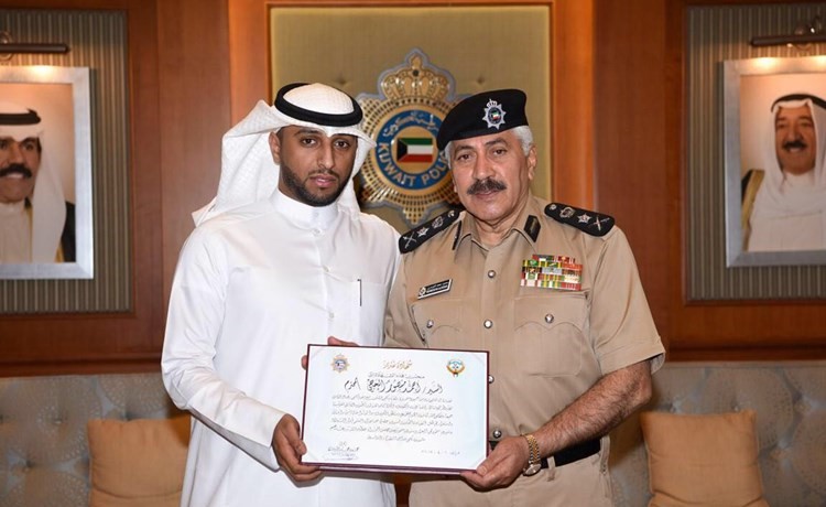 الفريق محمود الدوسري يسلم المواطن شهادة تقدير﻿
