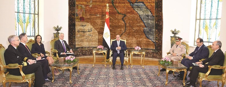 الرئيس المصري عبدالفتاح السيسي مستقبلا وزير الدفاع الأميركي جيمس ماتيس بحضور الفريق أول صدقي صبحي وزير الدفاع والإنتاج الحربي ودينا باول نائبة مستشار الأمن القومي الأميركي للشؤون الاستراتيجية وستيفن بيكروفت السفير الأميركي﻿