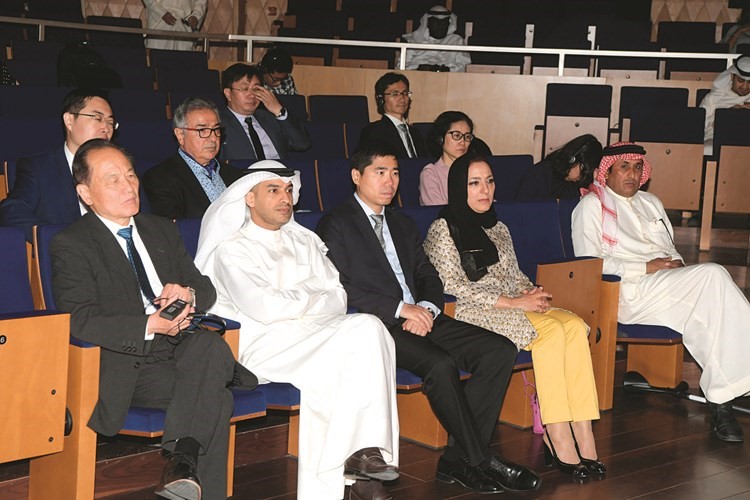 متابعة من الحضور ﻿