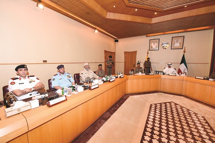 الشيخ محمد الخالد اثناء الاجتماع مع مجلس الدفاع العسكري﻿