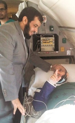 د.عائض القرني في طائرة ملكية خاصة خلال علاجه بعد محاولة الاغتيال(أرشيفية)﻿