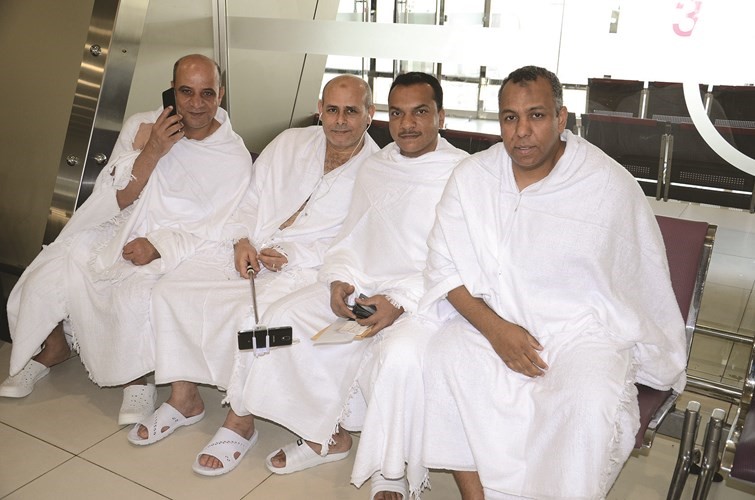 بعض الزملاء بملابس الإحرام﻿
