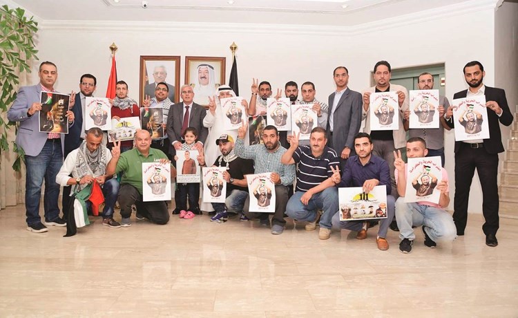 السفير الفلسطيني متوسطا عددا من المشاركين	 (شانافاس قاسم)﻿