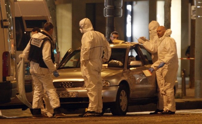  عناصر من الشرطة الفرنسية خلال رفع البصمات من سيارة المهاجم ومكان الاعتداء 	(ا.پ) ﻿