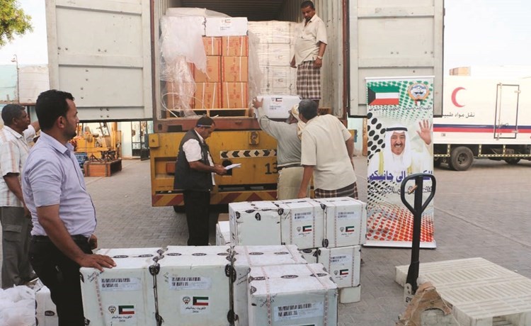 الجمعية الكويتية للإغاثة تسلم 15 طناً من الأدوية إلى عدن