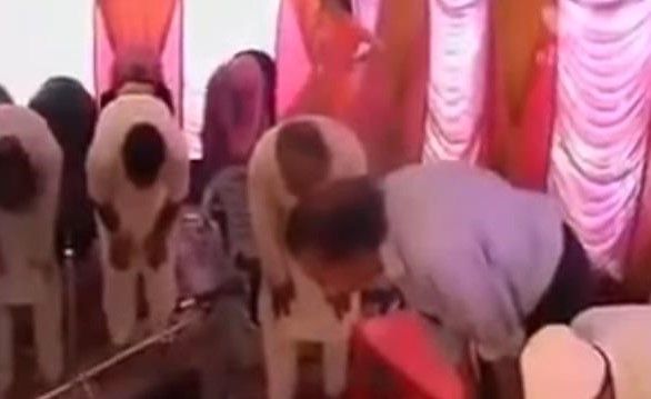 شاهد.. فيديو لأشخاص يصلون بطريقة غريبة ويقفون في صفوف مربعة بينهم نساء