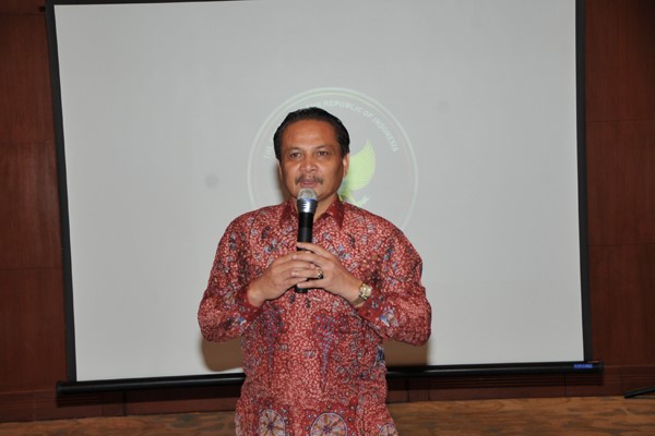السفير الإندونيسي تاتانغ رزاق ملقيا كلمته