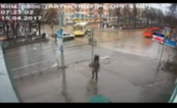 بالفيديو.. رجل يتدحرج داخل كرة مطاطية في شارع روسي