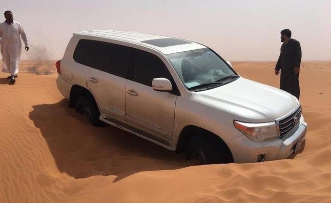 معلم بالسعودية  يلجأ إلى حرق "الإطارات" للنجاة بعد علوق سيارته في نفود مشذوبة بالمجمعة