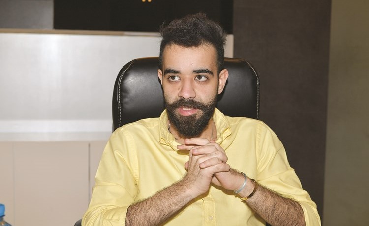 النجم عبدالعزيز الويس: كسرت كل القواعد ومتصالح جداً مع نفسي .. ورسالتي هي نشر الحب بين الناس