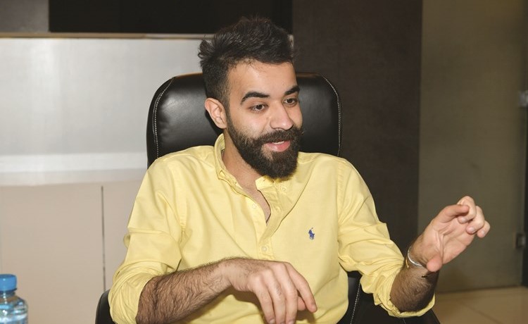 النجم عبدالعزيز الويس: كسرت كل القواعد ومتصالح جداً مع نفسي .. ورسالتي هي نشر الحب بين الناس