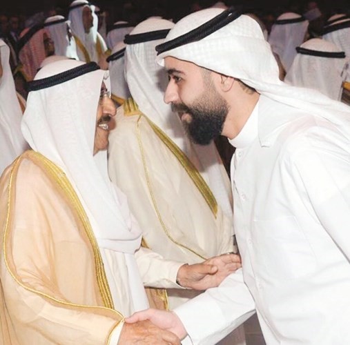 صاحب السمو الأمير الشيخ صباح الأحمد مصافحا النجم عبدالعزيز الويس﻿