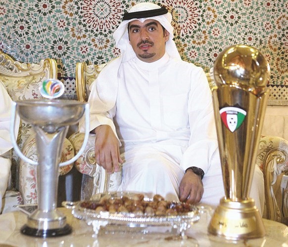 رجل الاعمال محمد البابطين خلال تكريم سابق للاصفر قي ديوانه ﻿