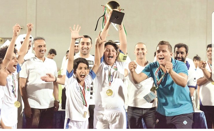 فرحة لاعبي الجهراء بكأس البراعم بحضور المدرب مصطفى مراد ﻿