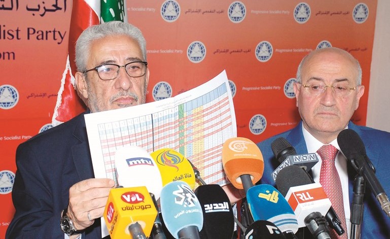 النائب غازي العريضي وهشام نصر الدين خلال مؤتمر تقديم مشروع القانون انتخاب مختلط	(محمود الطويل)﻿