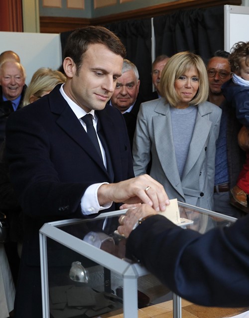 المرشح البارز ماكرون يدلي بصوته في الانتخابات الرئاسية الفرنسية