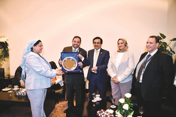  ﻿د.ناصر القحطاني مقدما درعا تكريمية إلى يوسف خالد المرزوق 