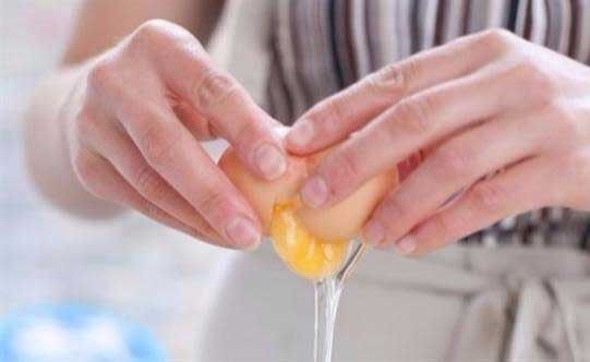 لهذا السبب يجب أن تأكل قشر البيض بدلاً من رميه