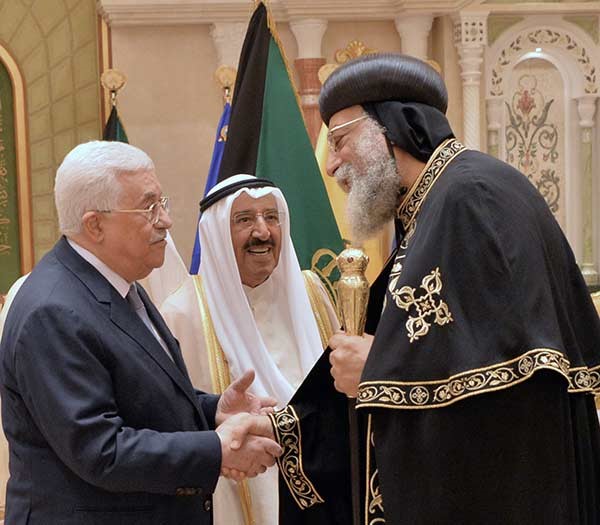 صاحب السمو الأمير الشيخ صباح الأحمد متوسطا البابا تواضروس الثاني والرئيس الفلسطيني محمود عباس خلال مأدبة الغداء